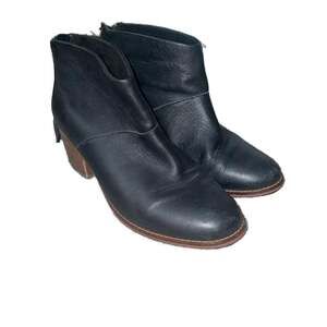 TOMS Leila Black Full Grain Leather Ankle Booties with Rear Tassel Zip Size W7